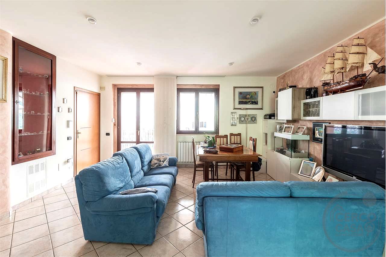VILLA BIFAMILIARE CON AMPIO GIARDINO ESCLUSIVO