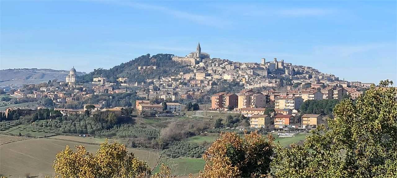 TODI - CASALE CON TERRENO