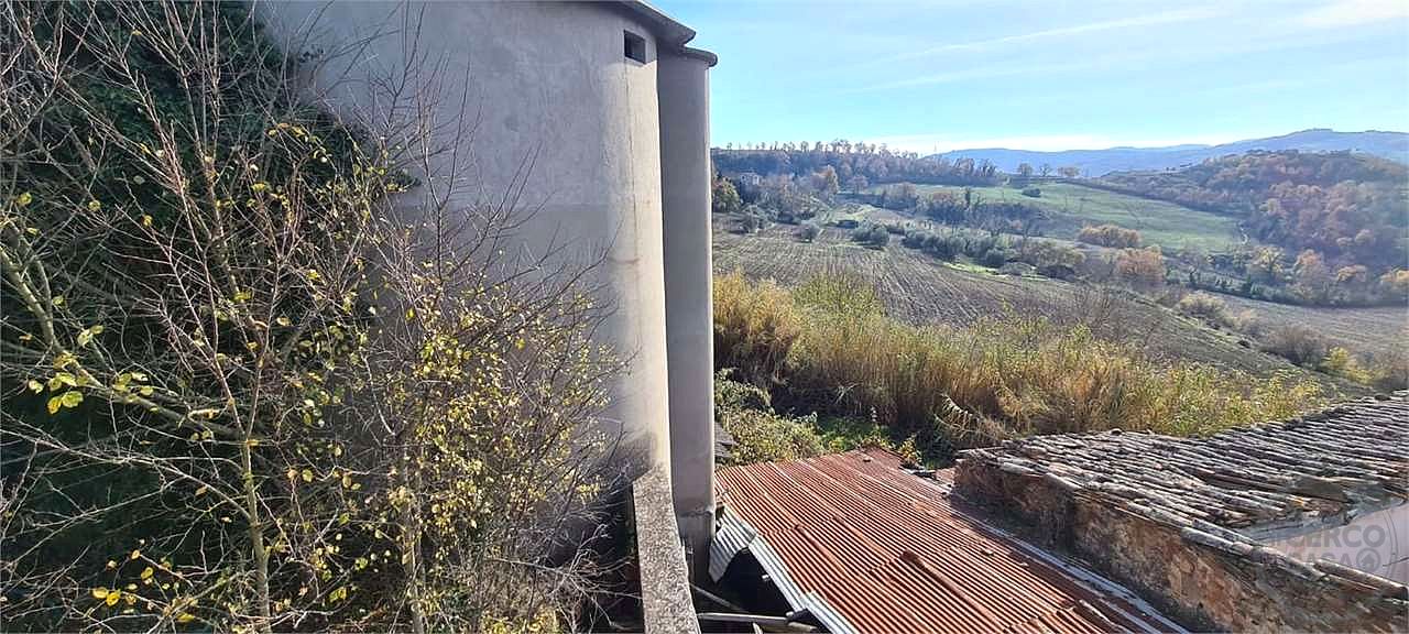TODI - CASALE CON TERRENO