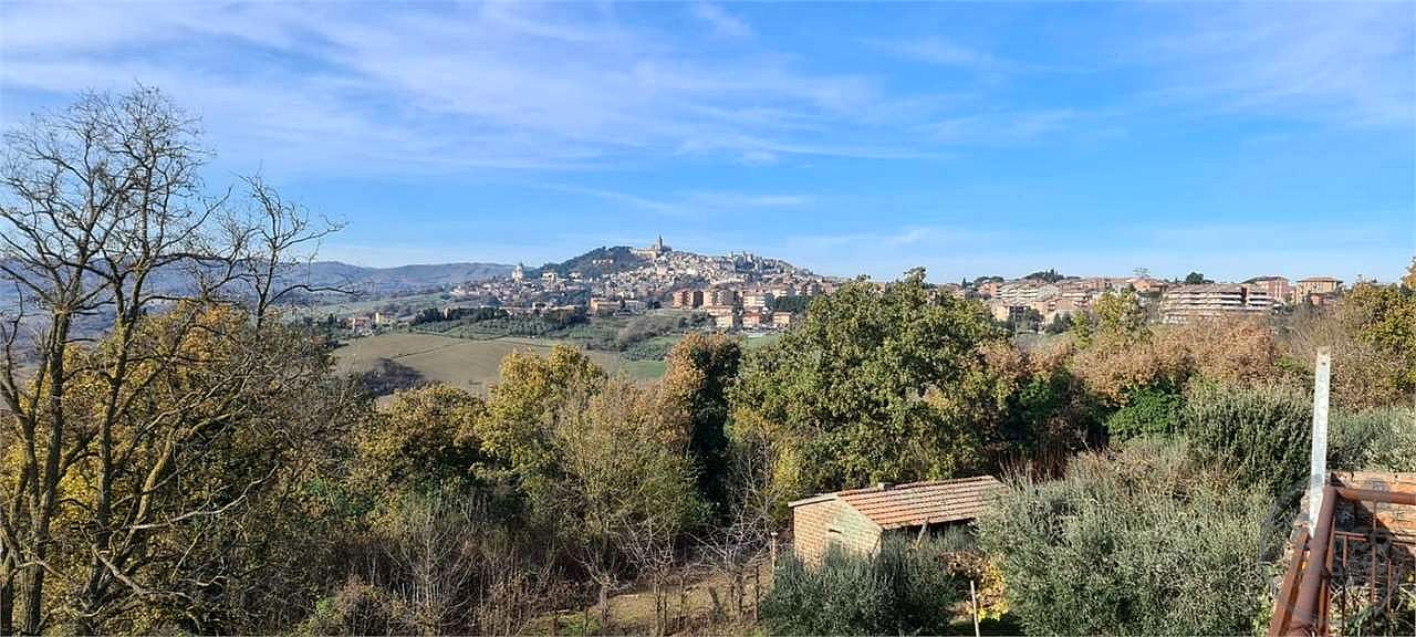 TODI - CASALE CON TERRENO
