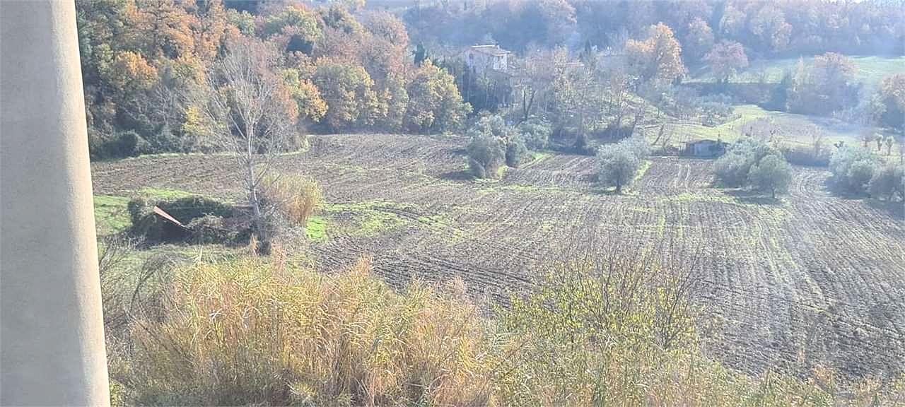 TODI - CASALE CON TERRENO