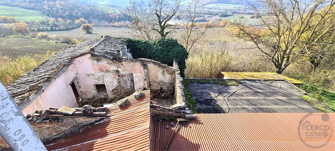 TODI - CASALE CON TERRENO