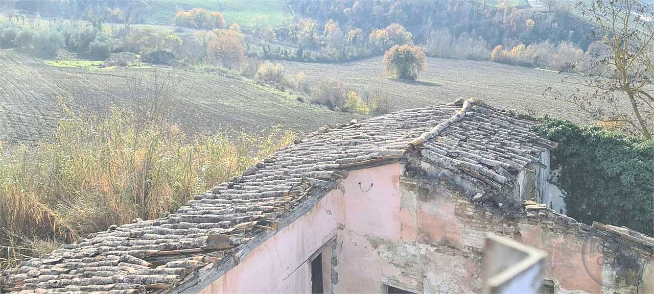 TODI - CASALE CON TERRENO
