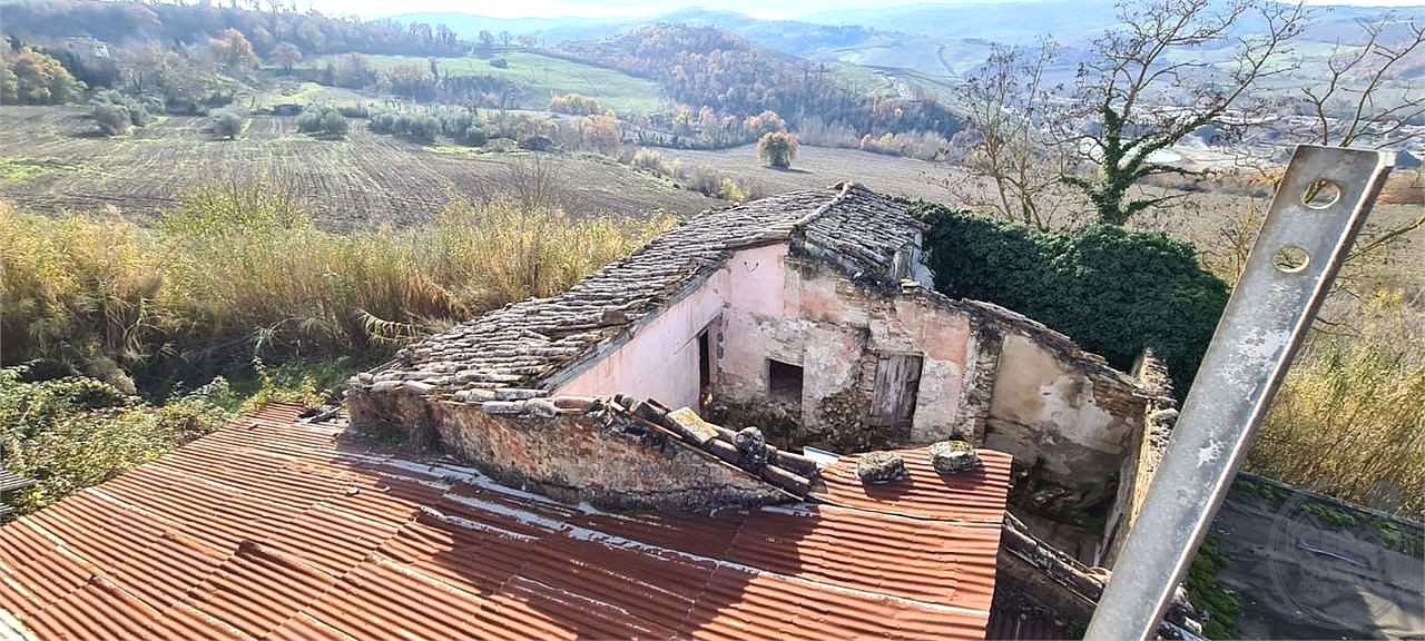 TODI - CASALE CON TERRENO
