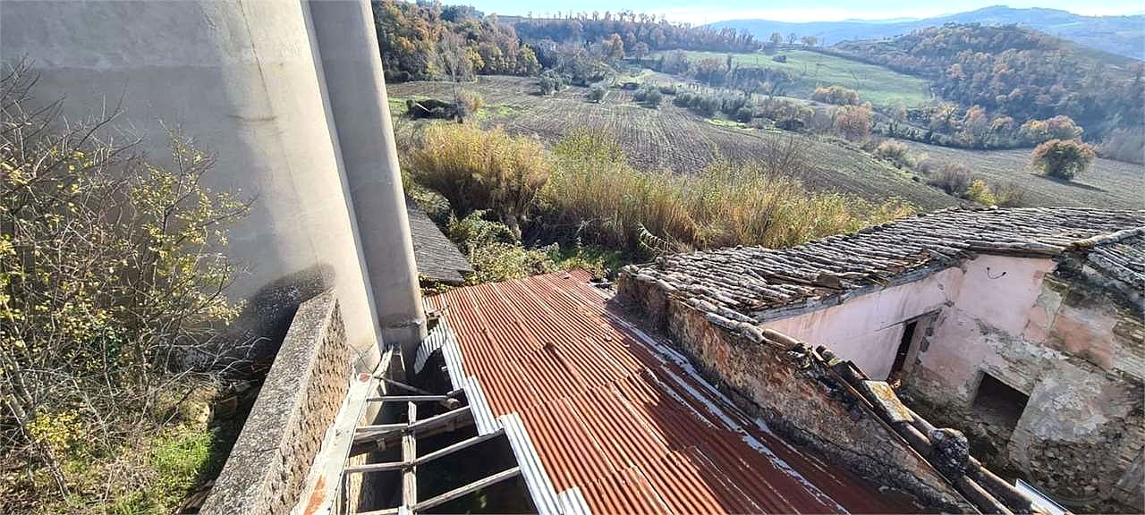 TODI - CASALE CON TERRENO