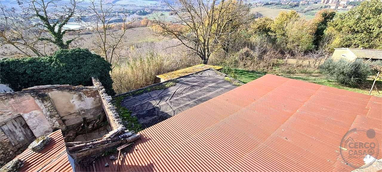 TODI - CASALE CON TERRENO