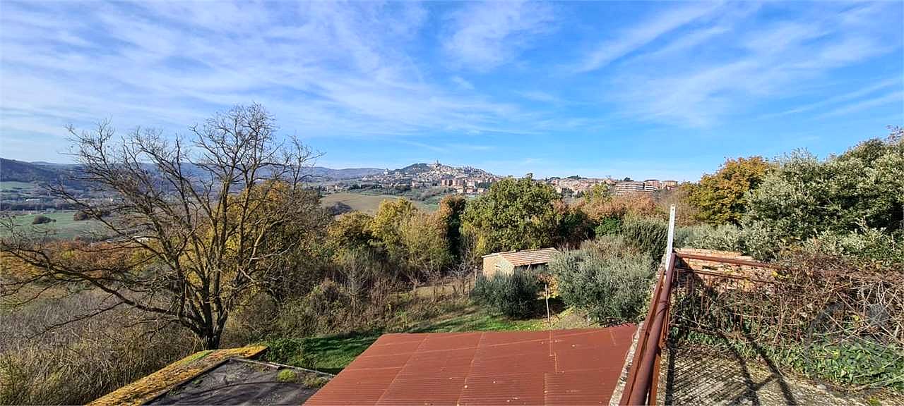 TODI - CASALE CON TERRENO