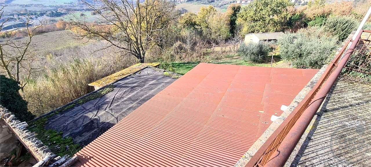 TODI - CASALE CON TERRENO