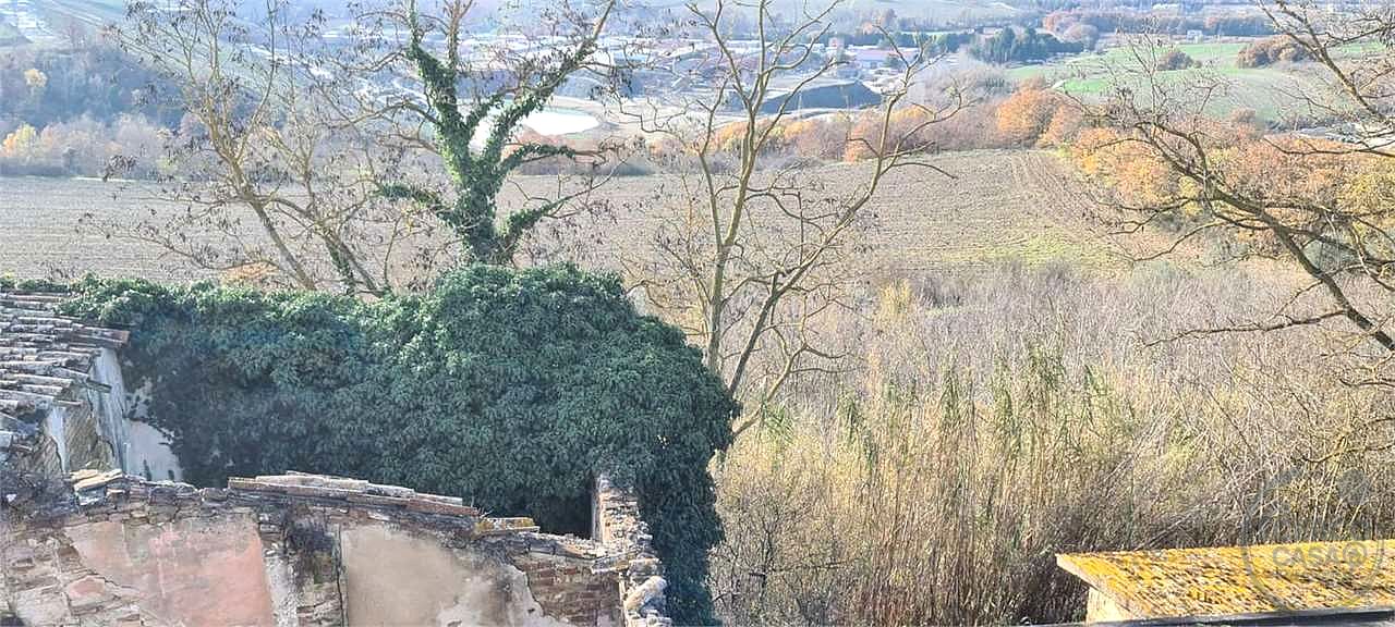 TODI - CASALE CON TERRENO