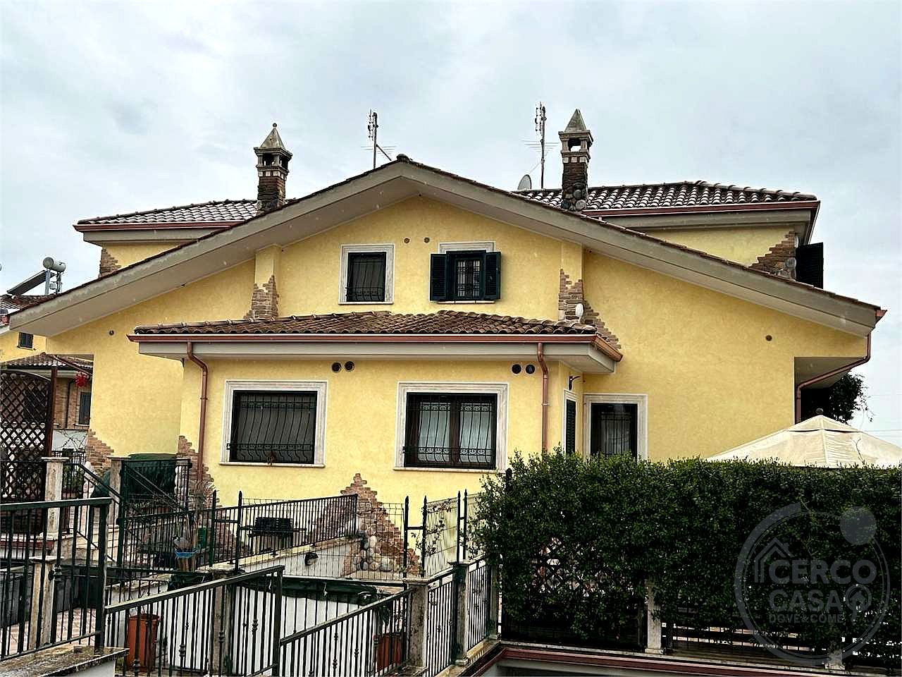 GUIDONIA - VILLA A SCHIERA CAPOTESTA CON GIARDINO