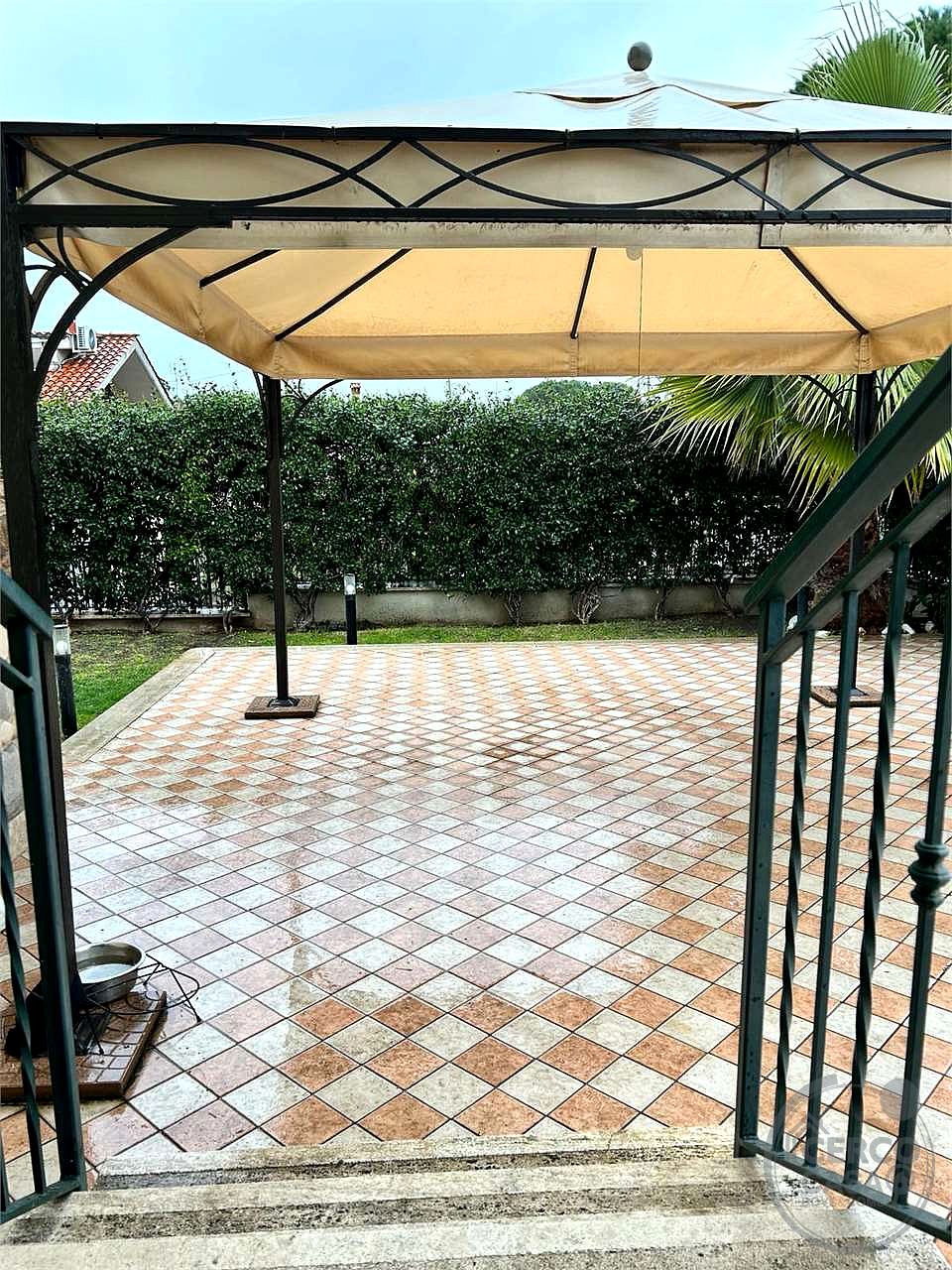 GUIDONIA - VILLA A SCHIERA CAPOTESTA CON GIARDINO