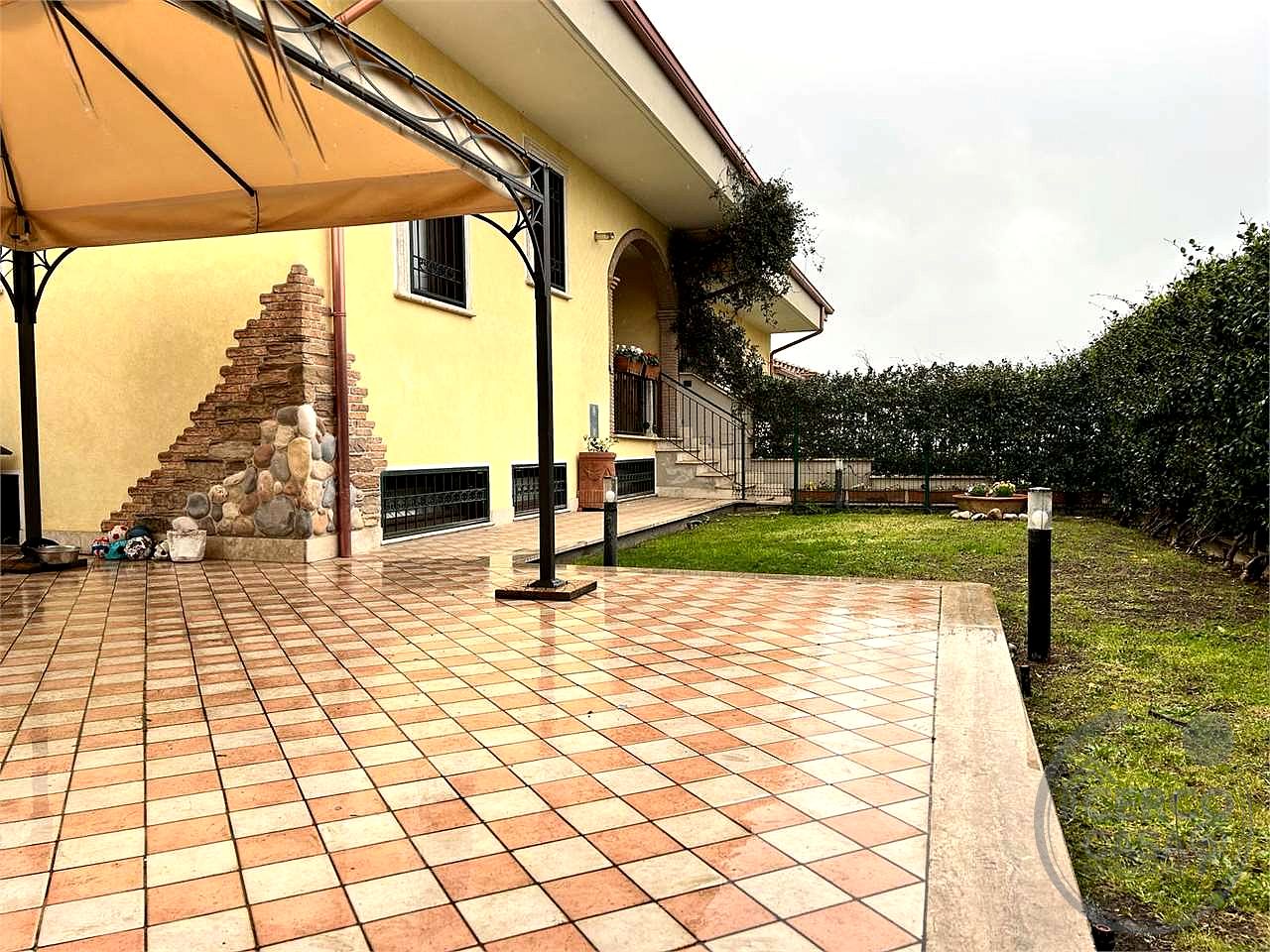 GUIDONIA - VILLA A SCHIERA CAPOTESTA CON GIARDINO