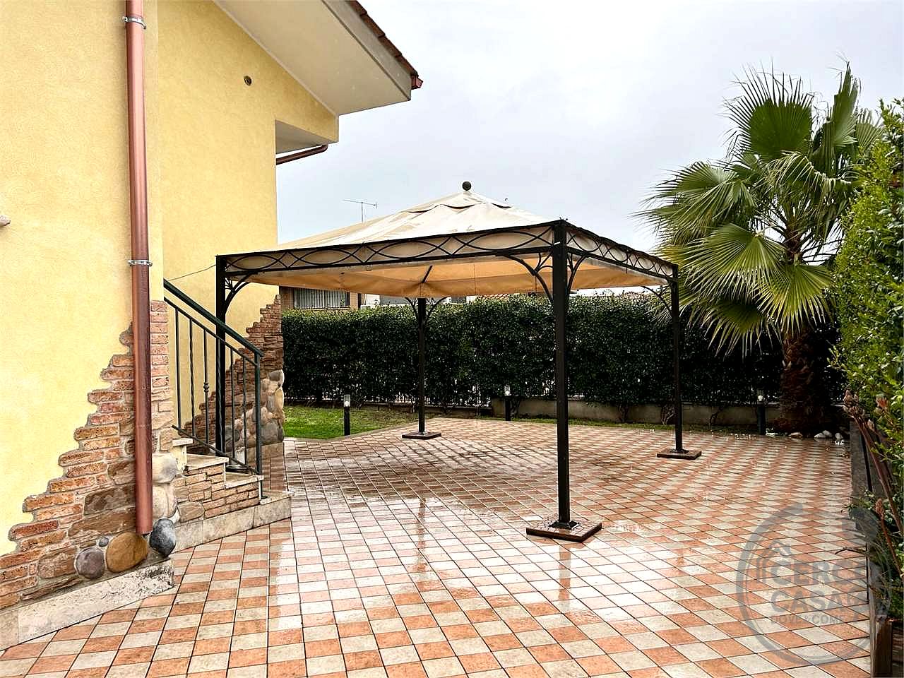 GUIDONIA - VILLA A SCHIERA CAPOTESTA CON GIARDINO