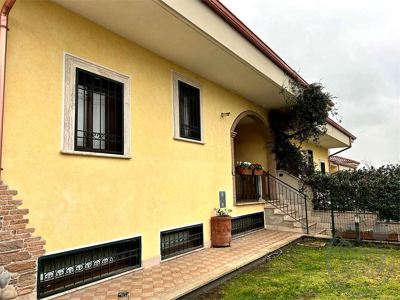 GUIDONIA - VILLA A SCHIERA CAPOTESTA CON GIARDINO