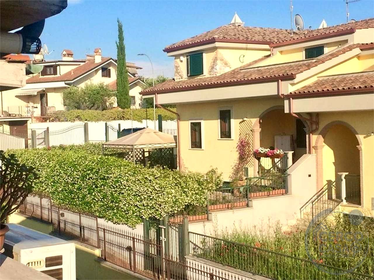 GUIDONIA - VILLA A SCHIERA CAPOTESTA CON GIARDINO