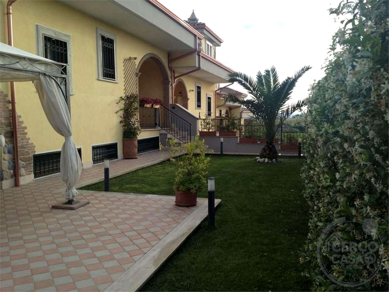 GUIDONIA - VILLA A SCHIERA CAPOTESTA CON GIARDINO
