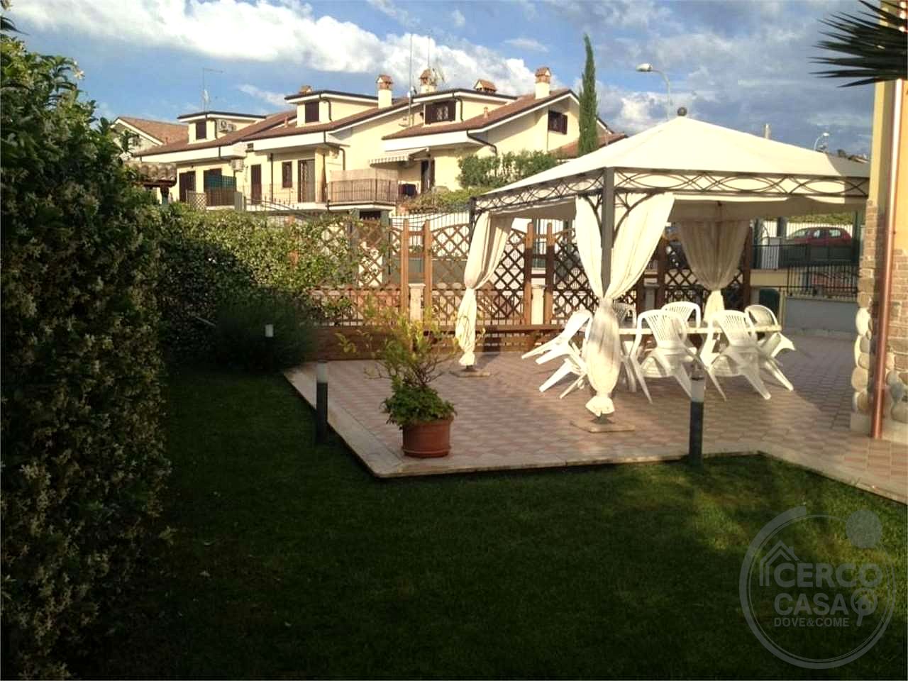 GUIDONIA - VILLA A SCHIERA CAPOTESTA CON GIARDINO