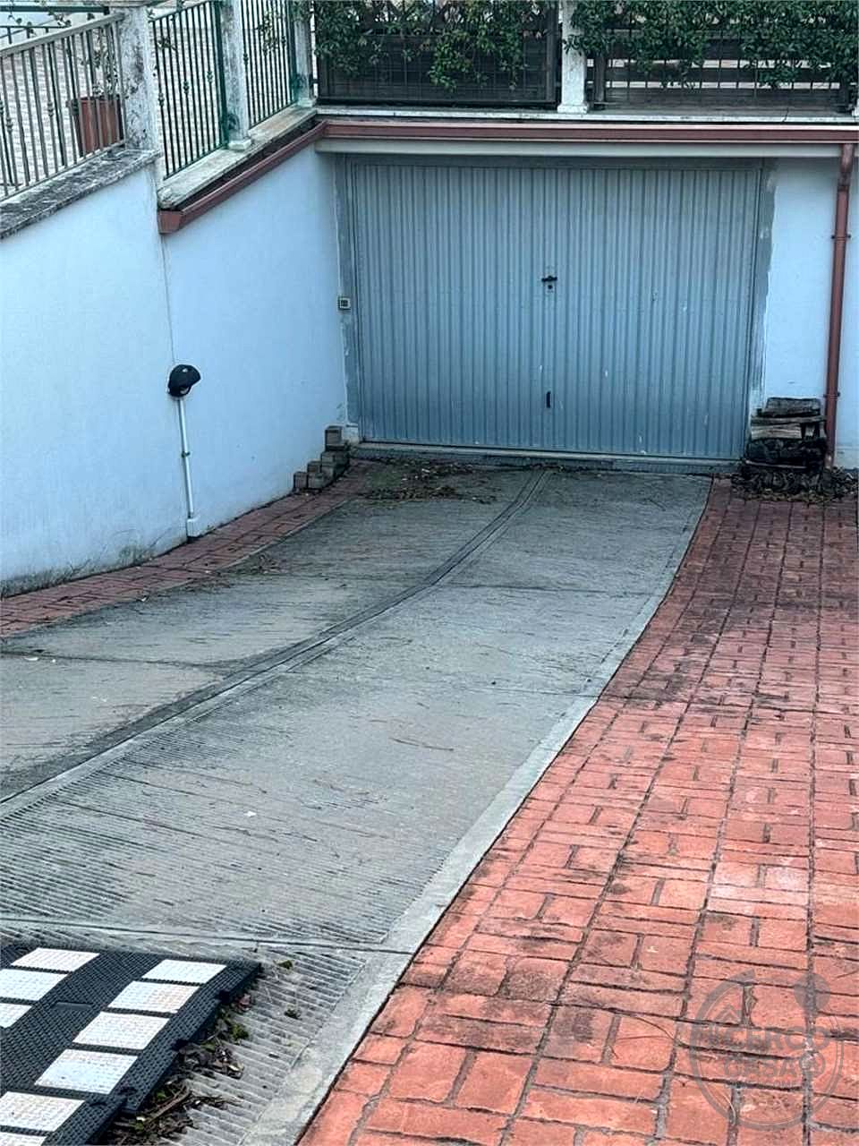 GUIDONIA - VILLA A SCHIERA CAPOTESTA CON GIARDINO
