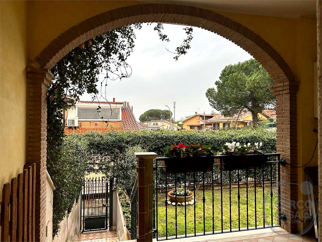 GUIDONIA - VILLA A SCHIERA CAPOTESTA CON GIARDINO