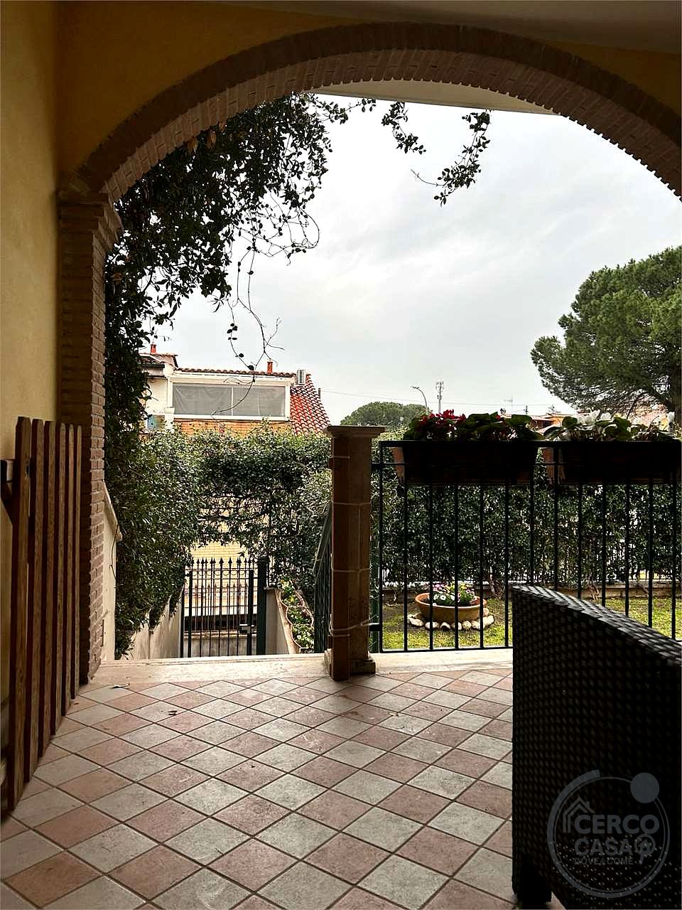 GUIDONIA - VILLA A SCHIERA CAPOTESTA CON GIARDINO