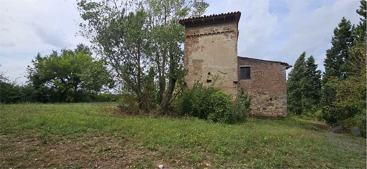 TODI - CASALE CON TERRENO