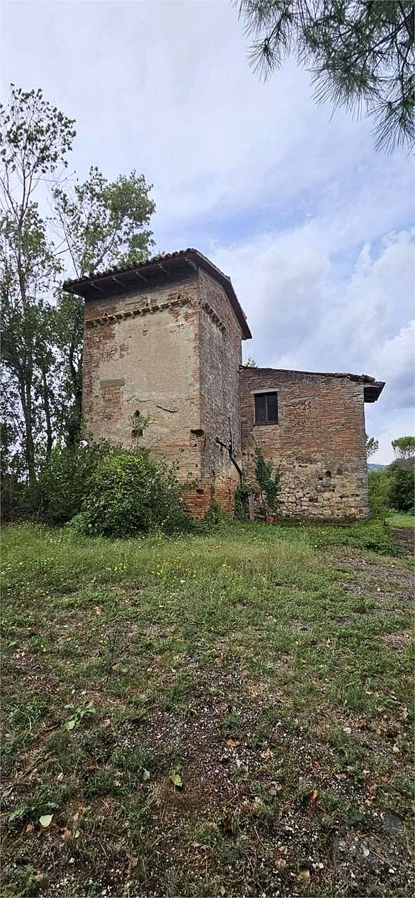 TODI - CASALE CON TERRENO