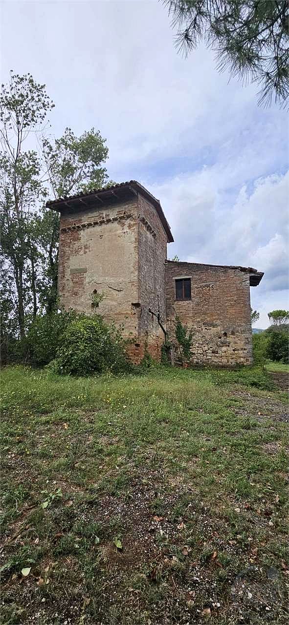 TODI - CASALE CON TERRENO