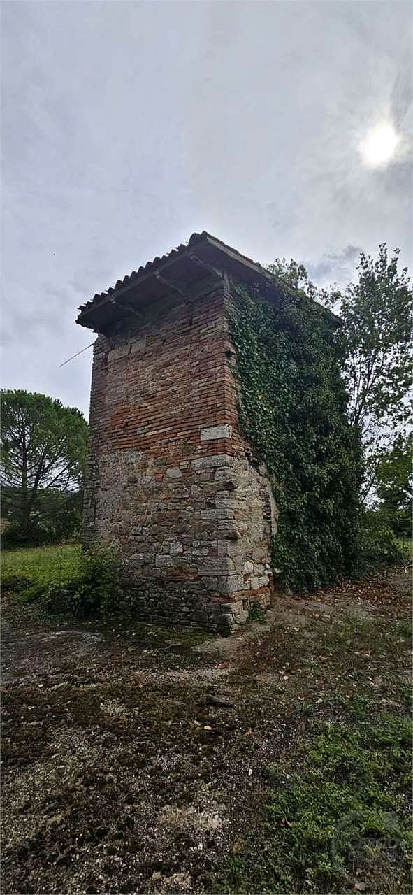 TODI - CASALE CON TERRENO