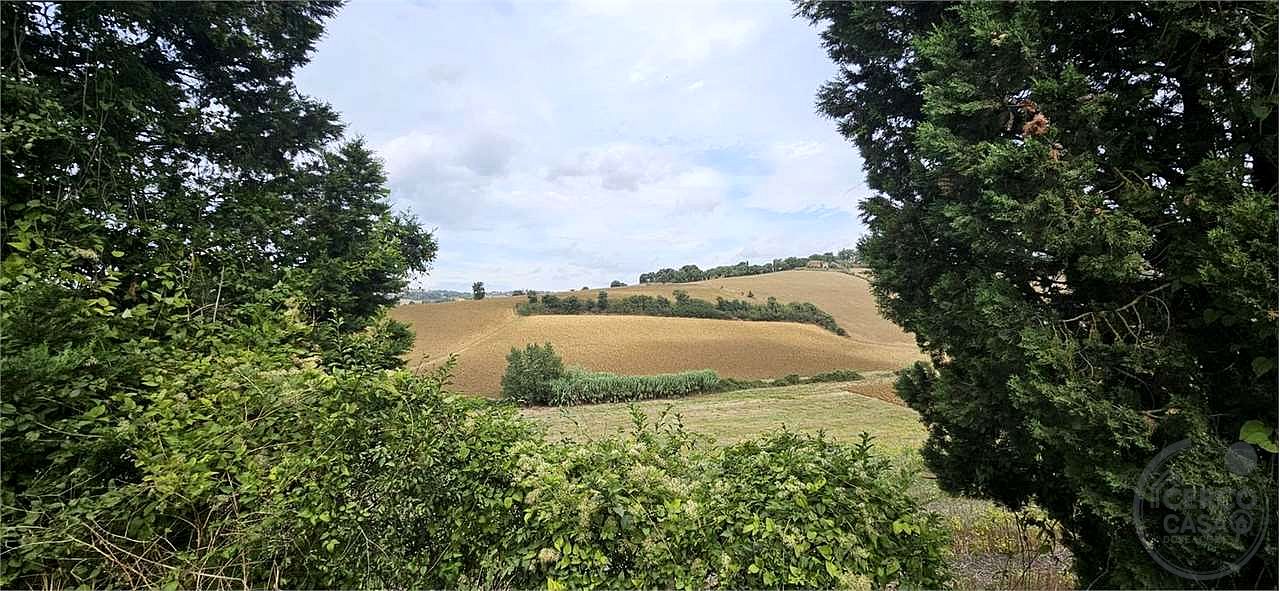 TODI - CASALE CON TERRENO