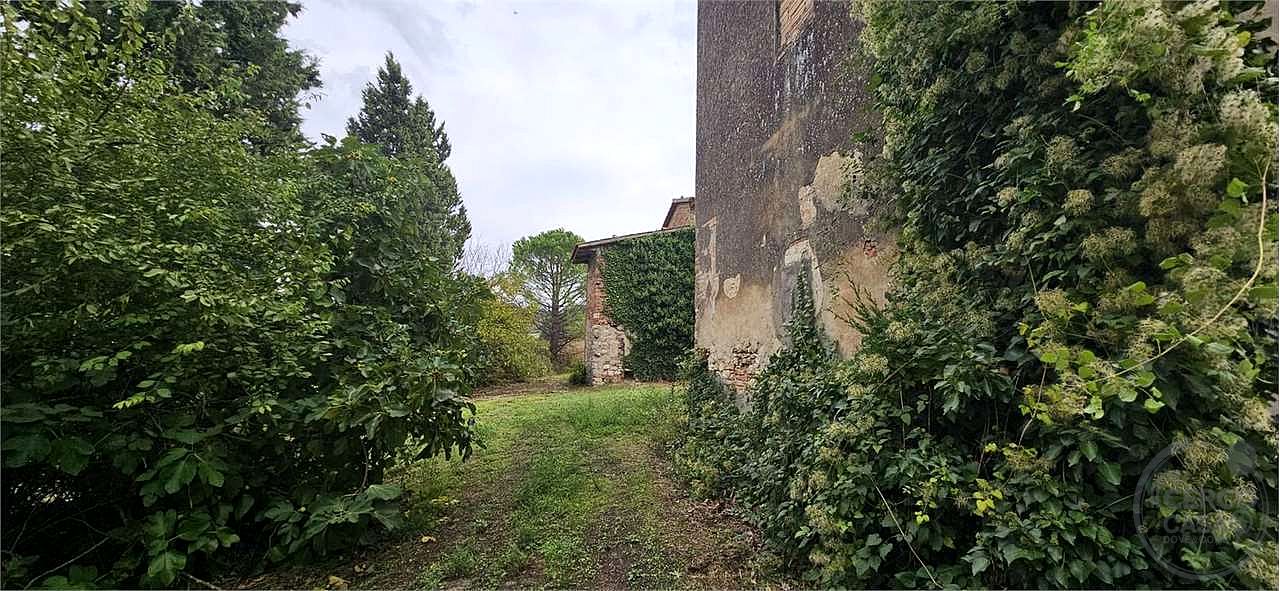 TODI - CASALE CON TERRENO