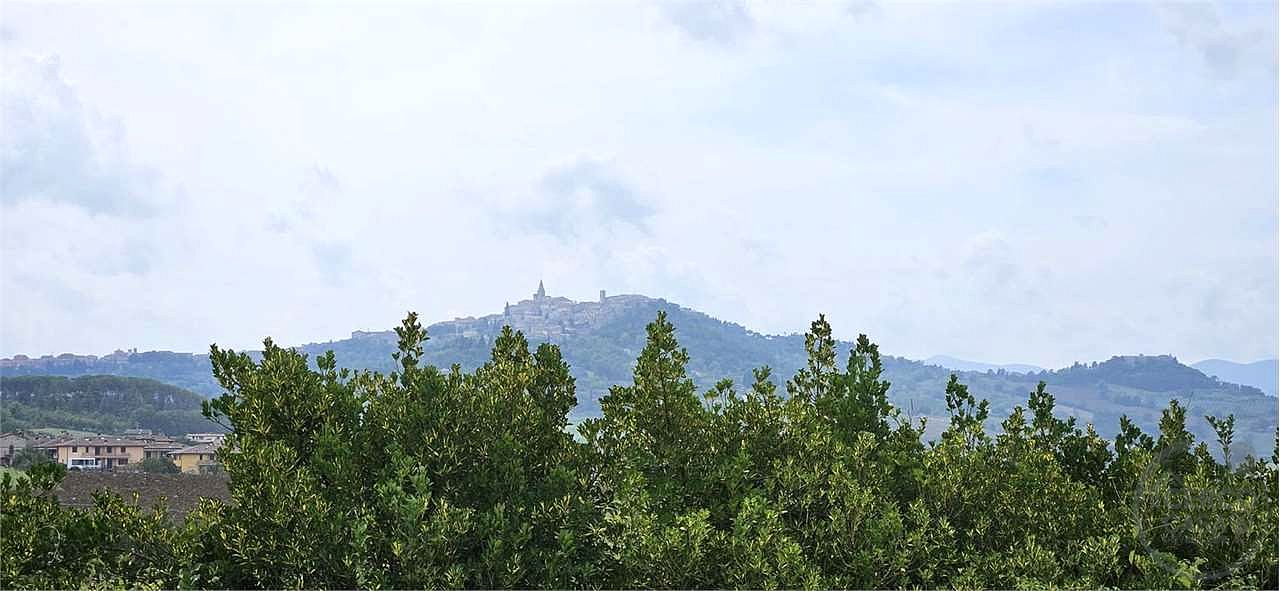 TODI - CASALE CON TERRENO