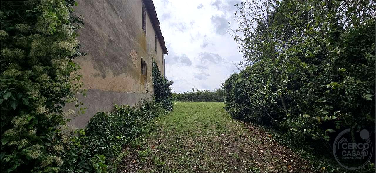 TODI - CASALE CON TERRENO