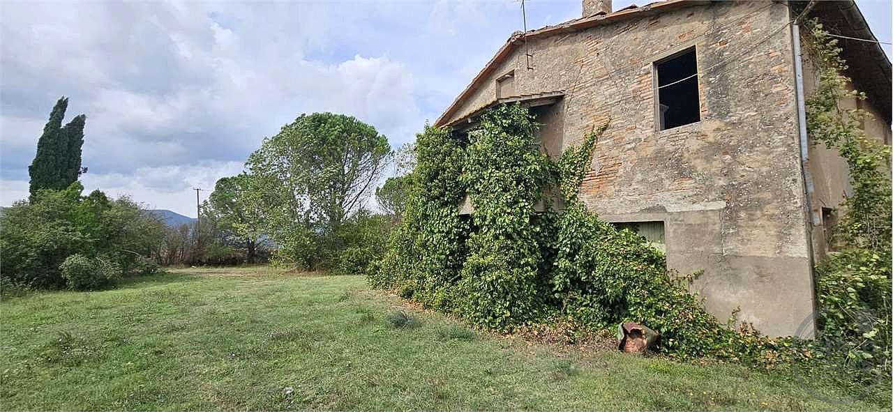 TODI - CASALE CON TERRENO