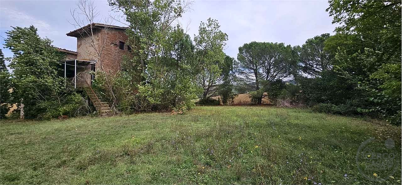TODI - CASALE CON TERRENO