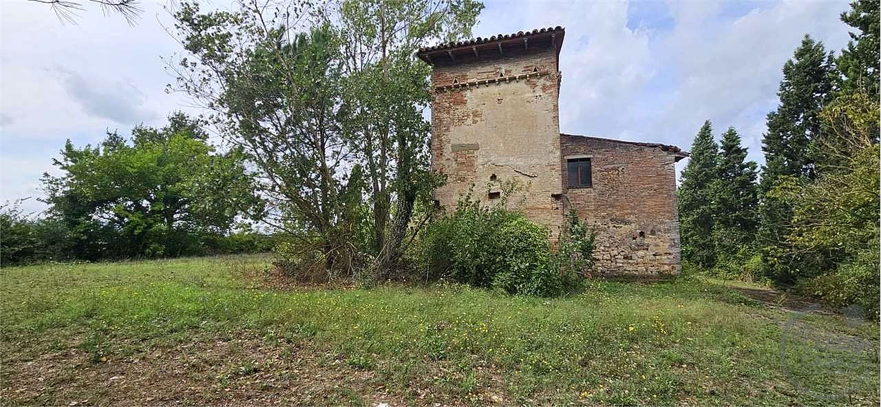 TODI - CASALE CON TERRENO