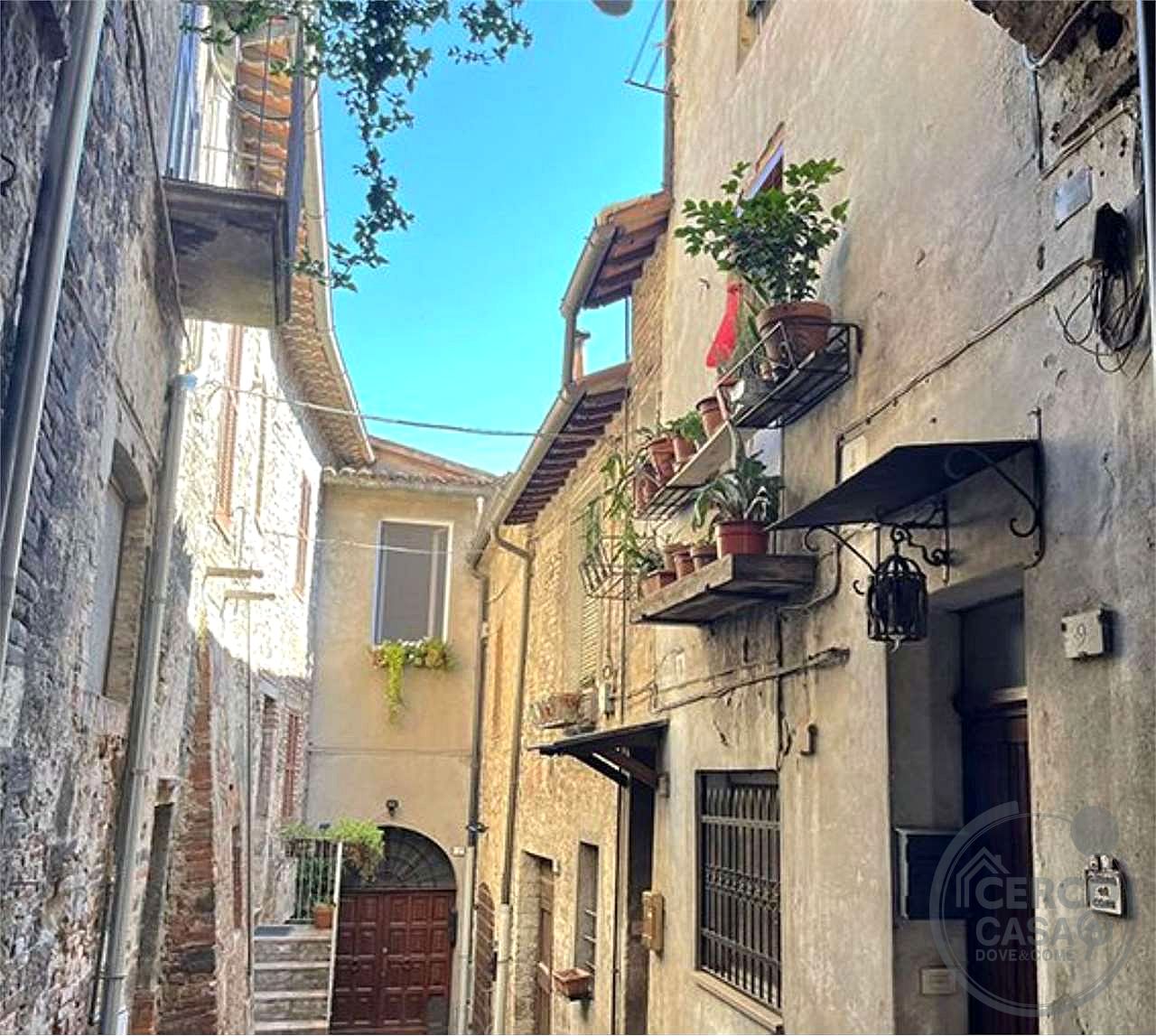 TODI - CENTRO STORICO: AFFASCINANTE CIELO-TERRA CON DOPPIO INGRESSO