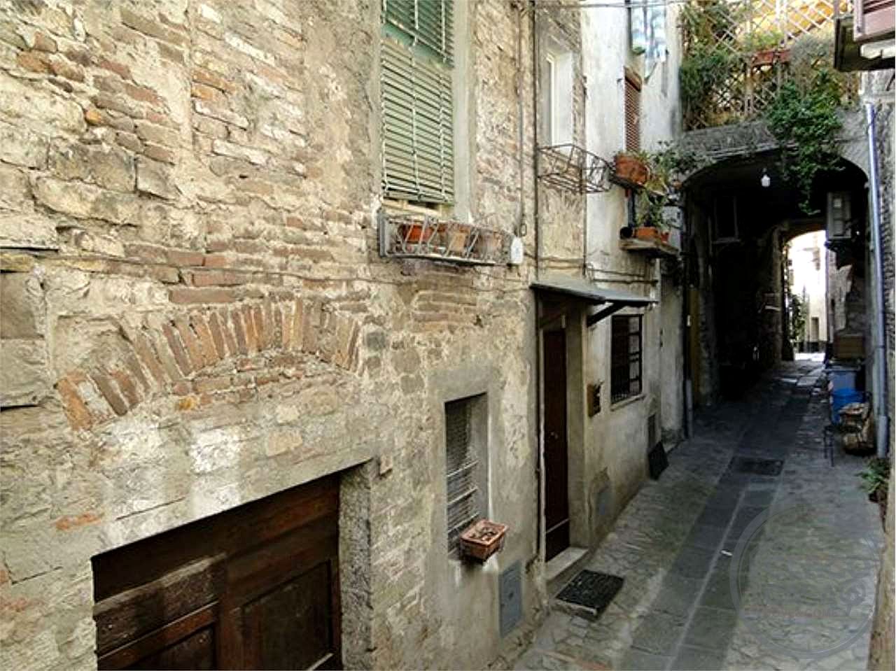 TODI - CENTRO STORICO: AFFASCINANTE CIELO-TERRA CON DOPPIO INGRESSO