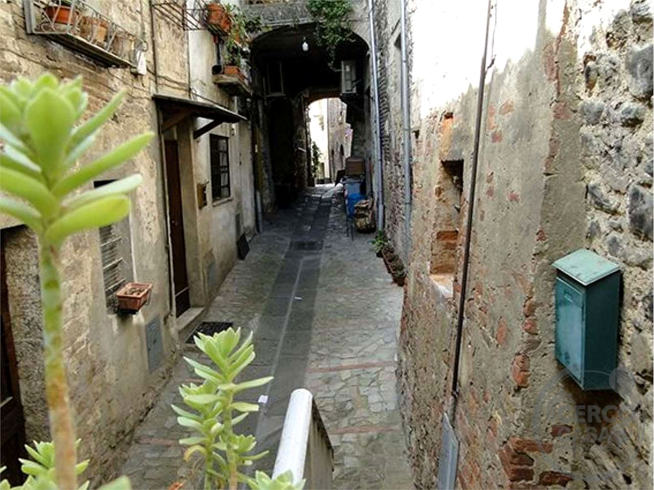 TODI - CENTRO STORICO: AFFASCINANTE CIELO-TERRA CON DOPPIO INGRESSO