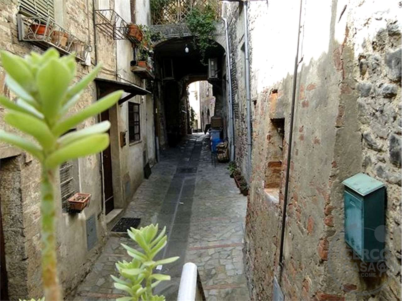 TODI - CENTRO STORICO: AFFASCINANTE CIELO-TERRA CON DOPPIO INGRESSO