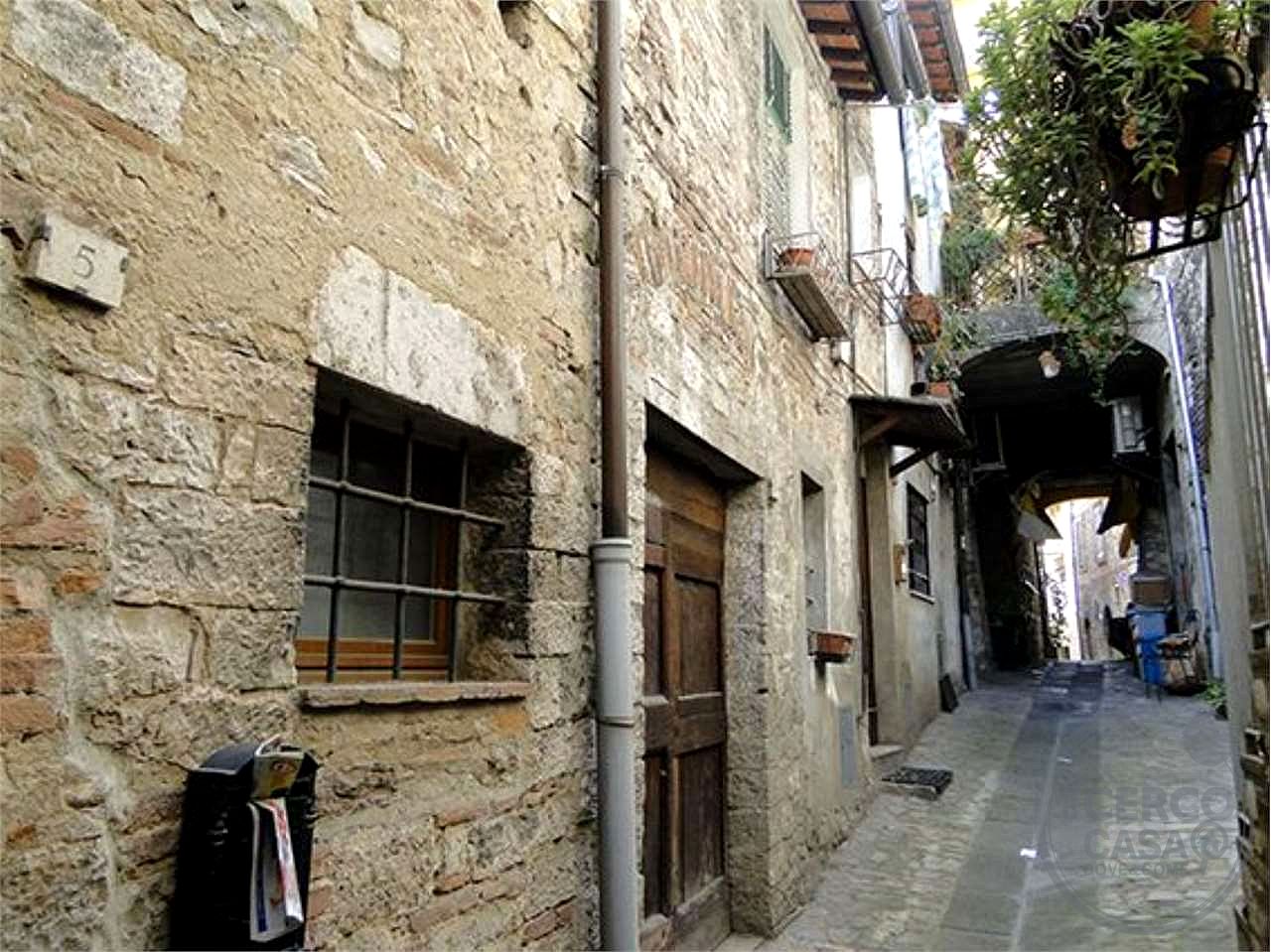 TODI - CENTRO STORICO: AFFASCINANTE CIELO-TERRA CON DOPPIO INGRESSO