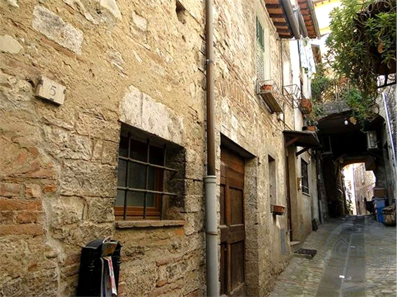 TODI - CENTRO STORICO: AFFASCINANTE CIELO-TERRA CON DOPPIO INGRESSO