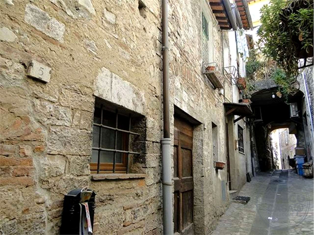 TODI - CENTRO STORICO: AFFASCINANTE CIELO-TERRA CON DOPPIO INGRESSO