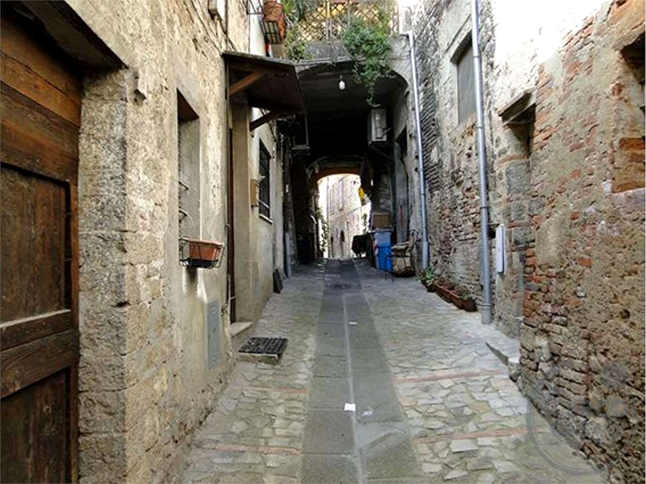 TODI - CENTRO STORICO: AFFASCINANTE CIELO-TERRA CON DOPPIO INGRESSO