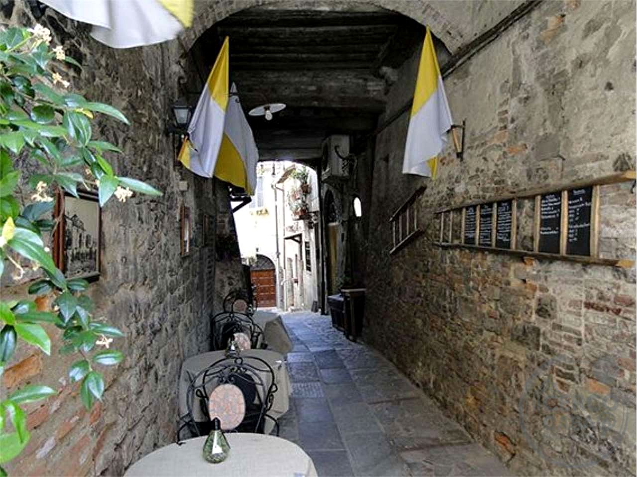 TODI - CENTRO STORICO: AFFASCINANTE CIELO-TERRA CON DOPPIO INGRESSO