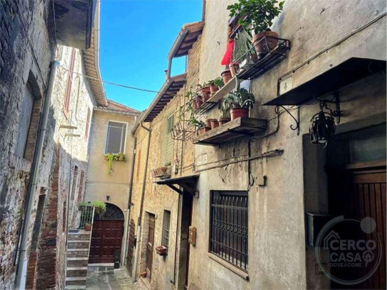 TODI - CENTRO STORICO: AFFASCINANTE CIELO-TERRA CON DOPPIO INGRESSO