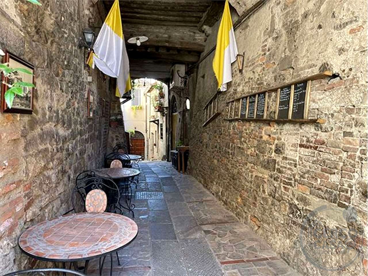 TODI - CENTRO STORICO: AFFASCINANTE CIELO-TERRA CON DOPPIO INGRESSO