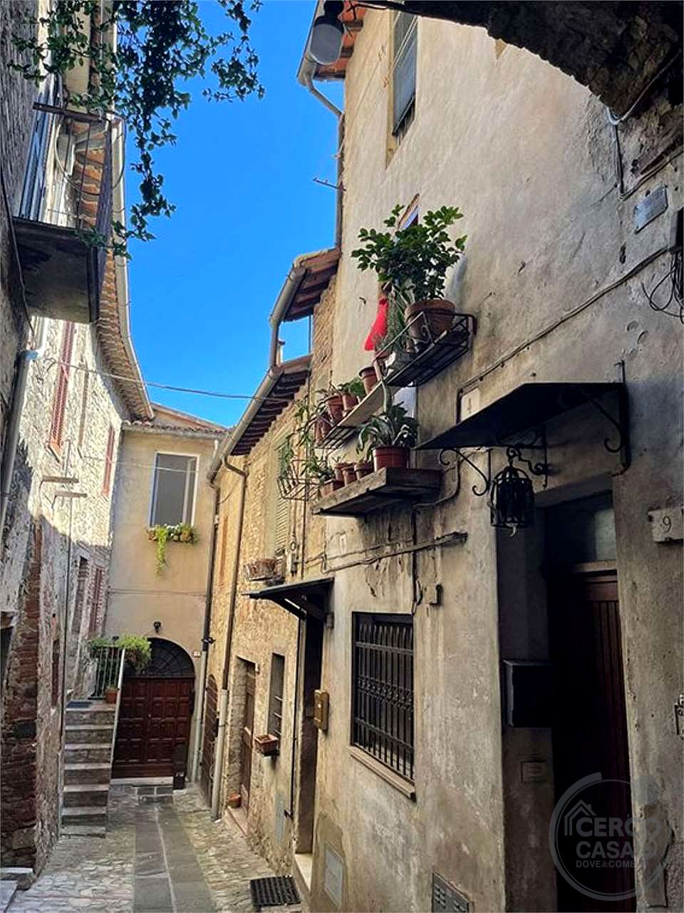 TODI - CENTRO STORICO: AFFASCINANTE CIELO-TERRA CON DOPPIO INGRESSO