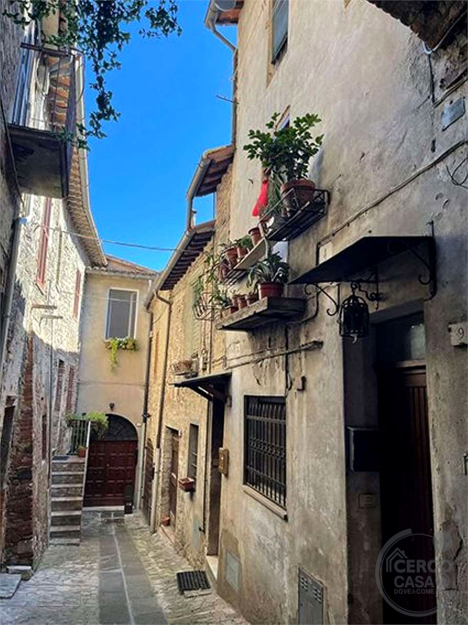 TODI - CENTRO STORICO: AFFASCINANTE CIELO-TERRA CON DOPPIO INGRESSO
