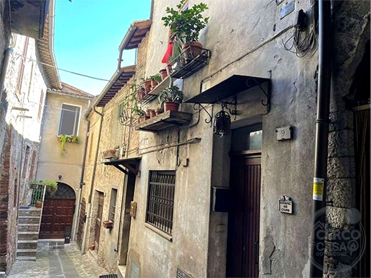 TODI - CENTRO STORICO: AFFASCINANTE CIELO-TERRA CON DOPPIO INGRESSO