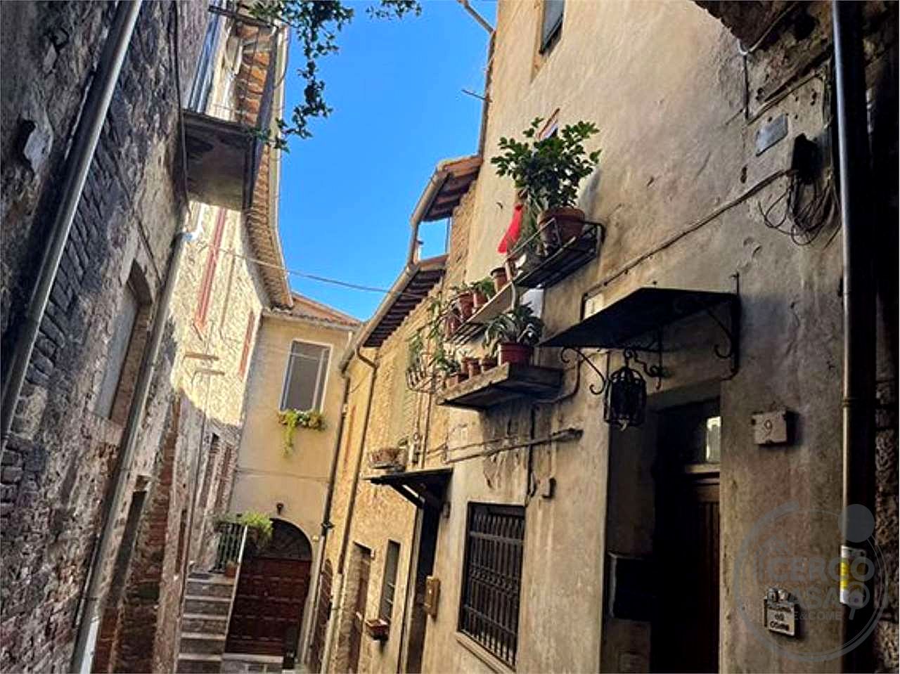 TODI - CENTRO STORICO: AFFASCINANTE CIELO-TERRA CON DOPPIO INGRESSO